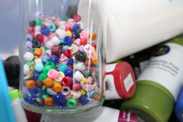 add a few plastic beads to your fluid acrylics containers 