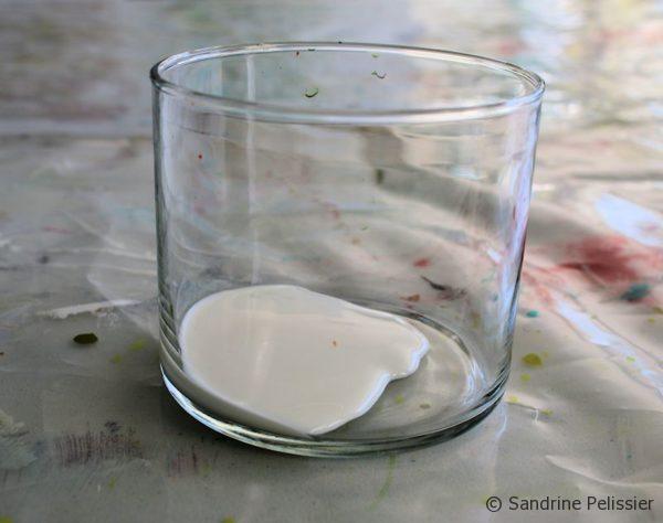 In a container, pour a small quantity of acrylic medium.